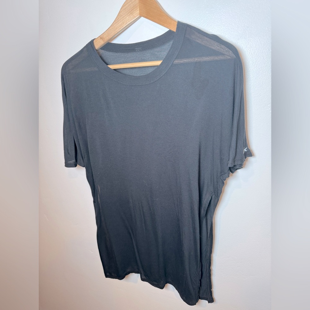 Alo Women’s side slit black tee size Medium (8/10)